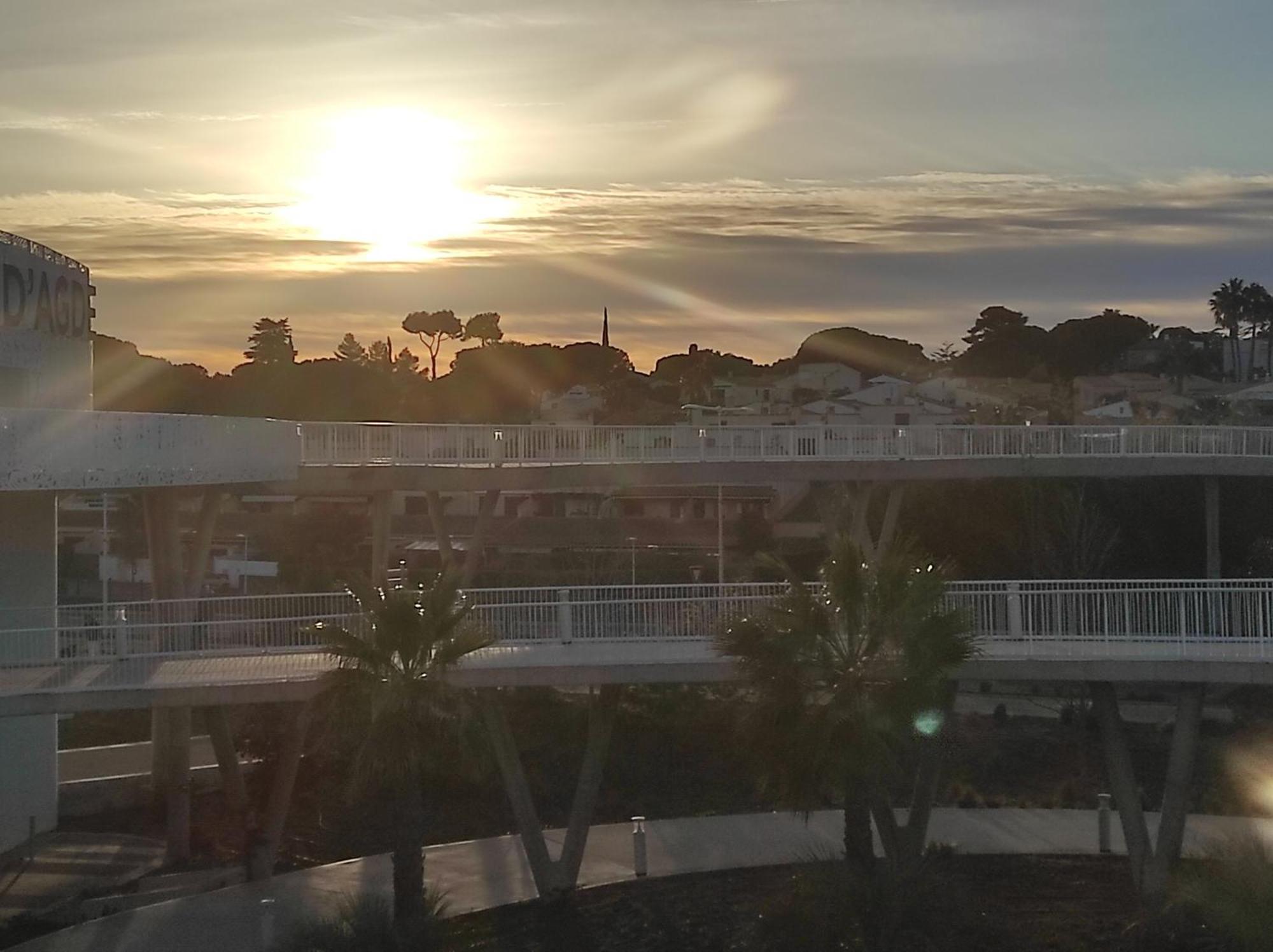 Centre Port,Studio Cosy,Vue Piscine Et Sur Le Parking Prive Ainsi Que Le Mont Saint Martin Agde Ngoại thất bức ảnh