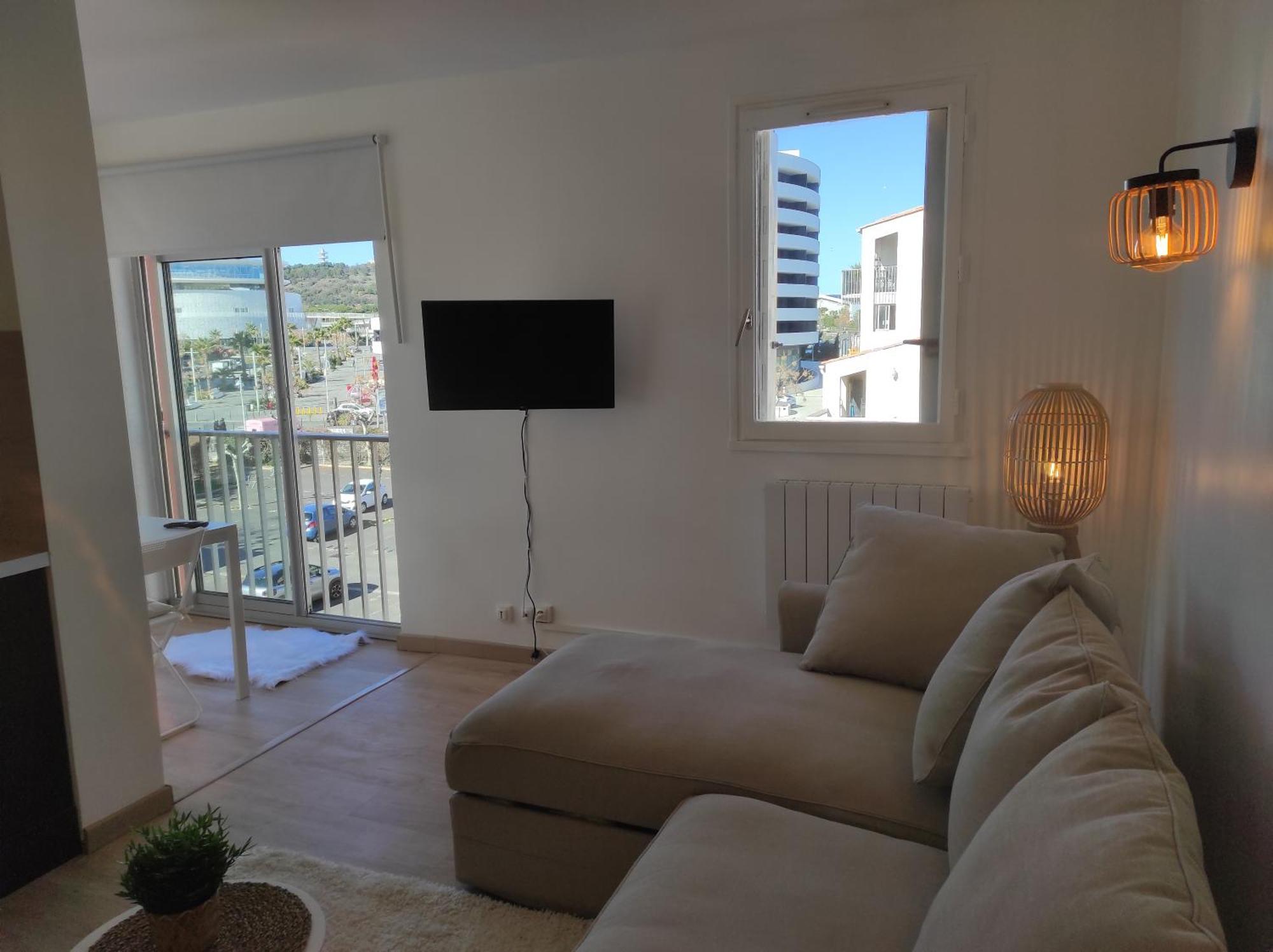 Centre Port,Studio Cosy,Vue Piscine Et Sur Le Parking Prive Ainsi Que Le Mont Saint Martin Agde Ngoại thất bức ảnh